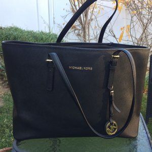 Jet Set Medium Saffiano Leather Top-Zip Tote Bag